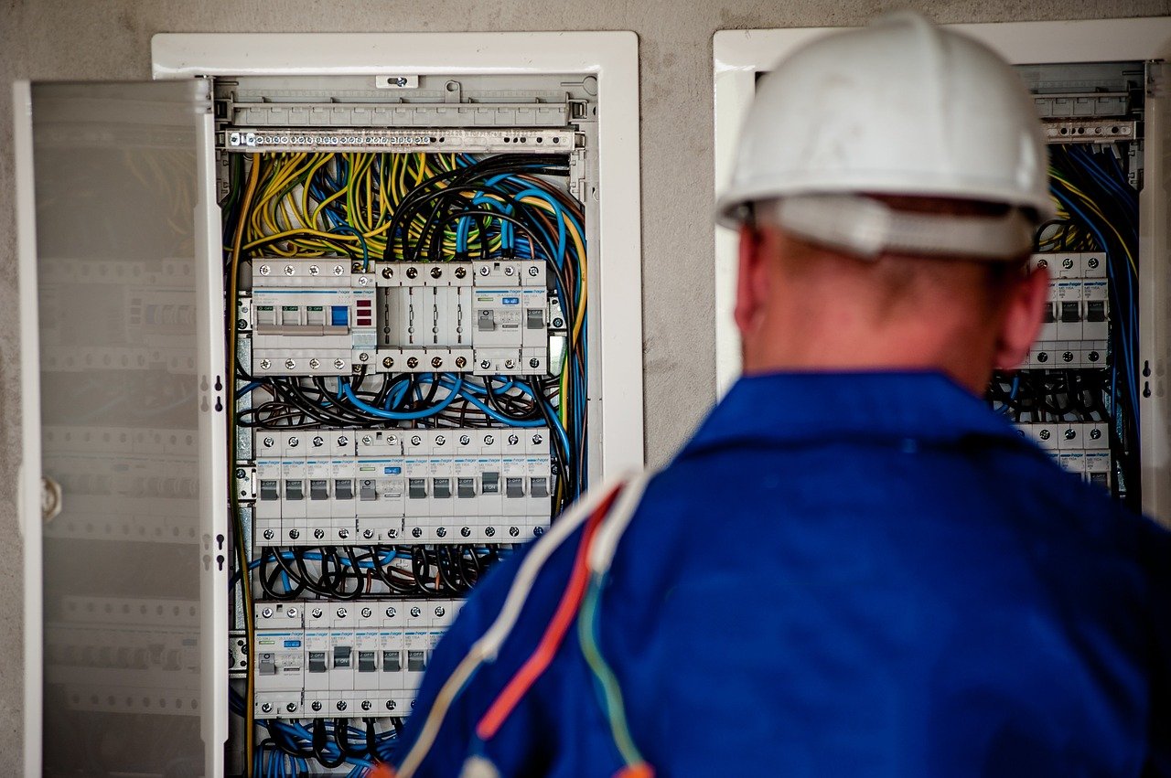 העבודות המורכבות של חברת החשמל - כיצד מצליחים להתגבר על מכשולים
