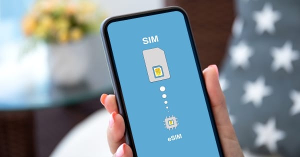 לכל הטסים לחו"ל: מה ההבדל בין סים פיזי לבין ESIM?