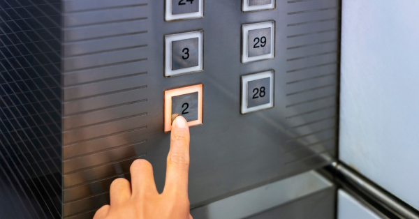 המדריך לבחירת חברת מעליות בבאר שבע: שירות 24/7, זמינות חלפים וצ'ק-ליסט לחוזה